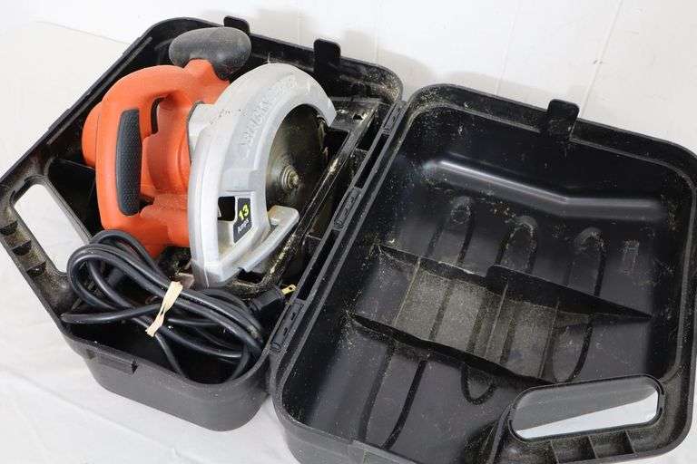 Black & Decker Circular Saw w/Nice Hard Carry Case! (6A)