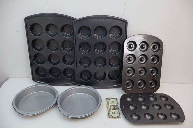 Lot of Assorted Nice Wilton Baking Pans! (9D)