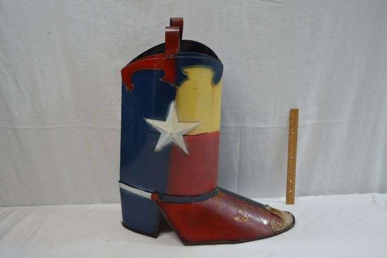 LARGE METAL BOOT PLANTER/YARD DÉCOR