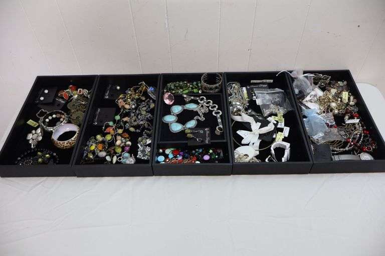 Large Lot of Assorted Pretty Jewelry! A lot of it is NEW w/tags! (13D)