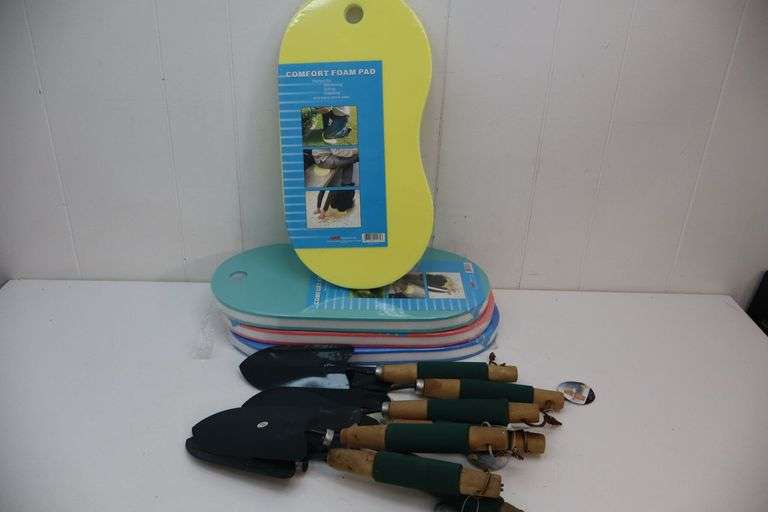 NEW Lot of FOUR Comfort Foam Pads & SEVEN Hand Shovels! (5A)