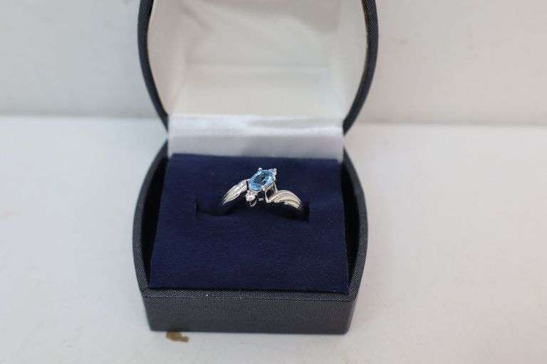 Gorgeous Vintage Sterling Silver Blue Topaz Ring! Size 7.5 (DC)