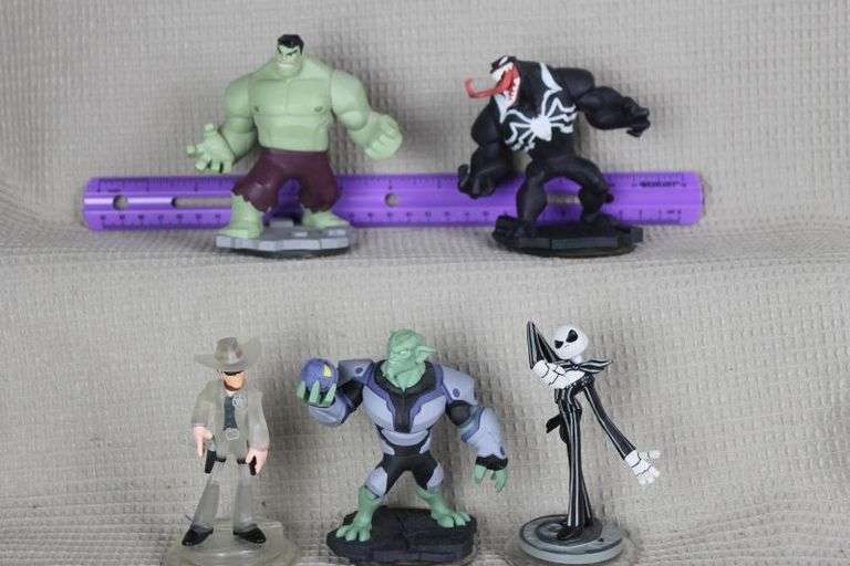 CASH ONLY Five Very Clean  Disney  Action Figures  (L2-2 Basket)