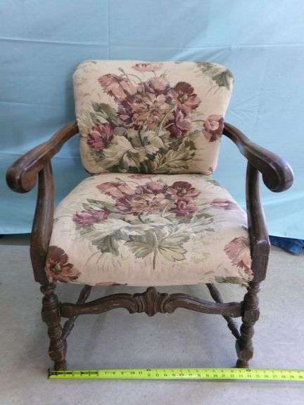 Vintage armchair w/ floral fabric design in very good condition
