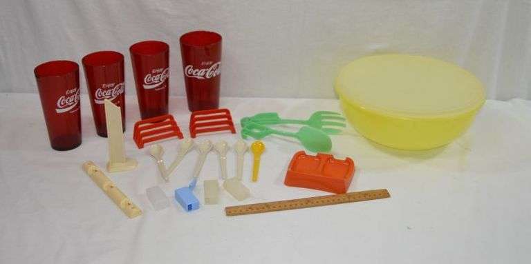 COCA-COLA PLASTIC GLASSES & VINTAGE TUPPERWARE ITEMS