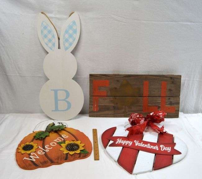 SEASONAL WOODEN DÉCOR