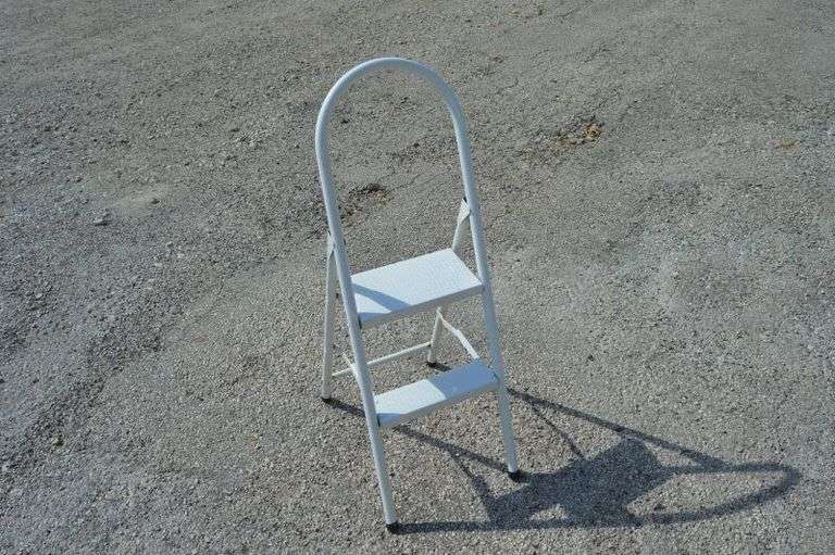 SMALL STEP LADDER