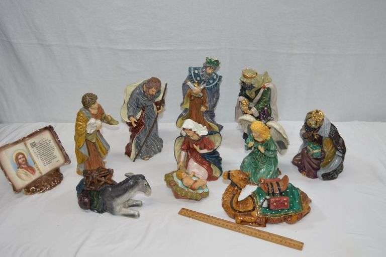 BEAUTIFUL NATIVITY SCENE. THE ANGEL'S WINGS WERE BROKEN OFF AND TAPED BACK ON
