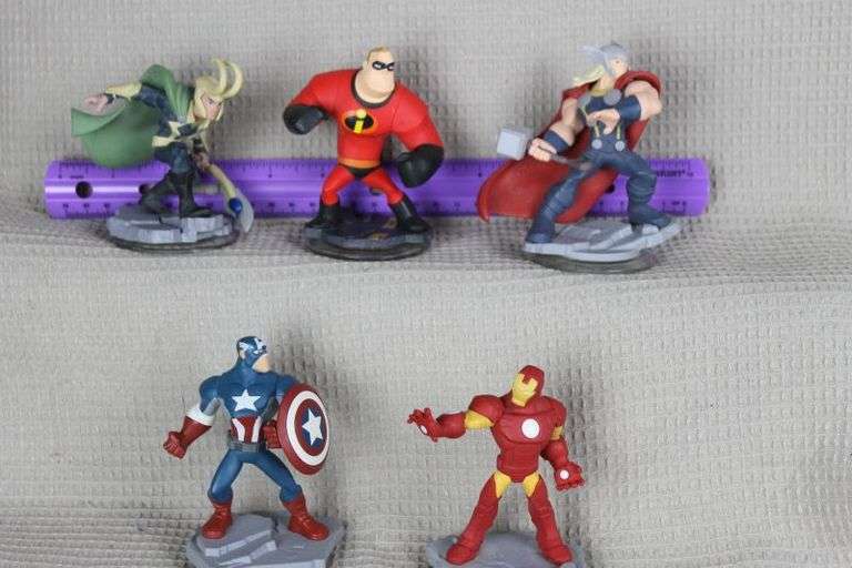 CASH ONLY Five Very Clean  Disney  Action Figures  (L2-2 Basket)