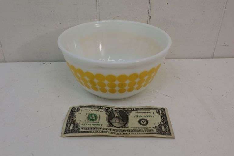 Vintage Pyrex Yellow Polka Dot Mixing Bowl! 1.5qt (9C)