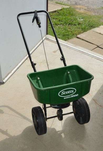 SCOTTS SPREADER