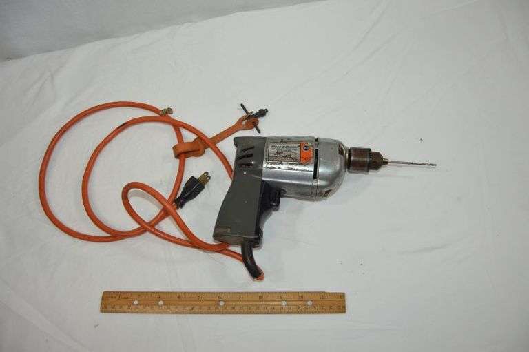 BLACK & DECKER DRILL