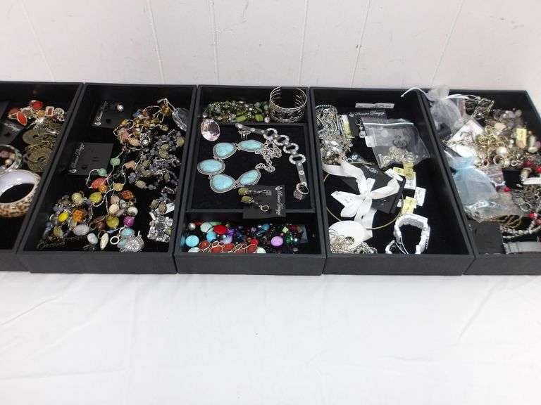 Large Lot of Assorted Pretty Jewelry! A lot of it is NEW w/tags! (13D)