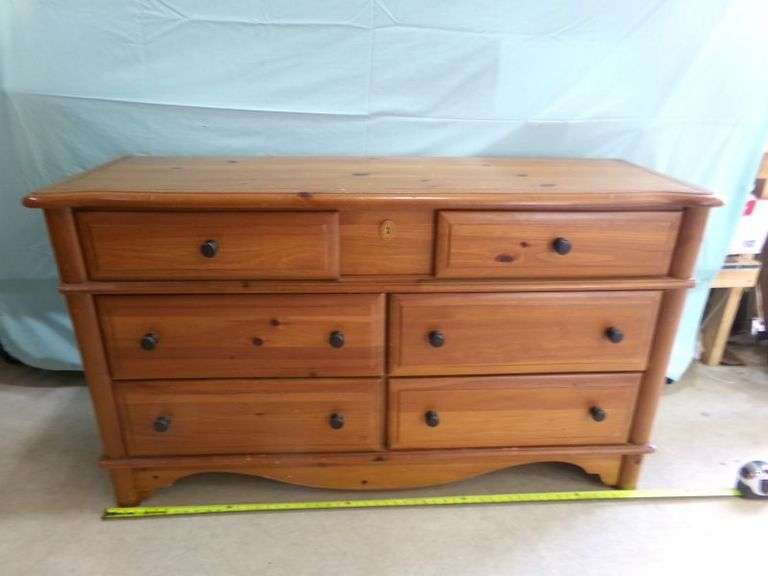 Nice size 6 drawer dresser in good condition - 56x18x32"