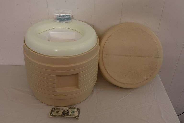 Portable Camping Toilet! Outside is a little dirty, but doesn't appear to have been used! (11A)