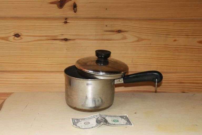 Revere Ware 1 1/2 QT Sauce Pan with Lid.  R417