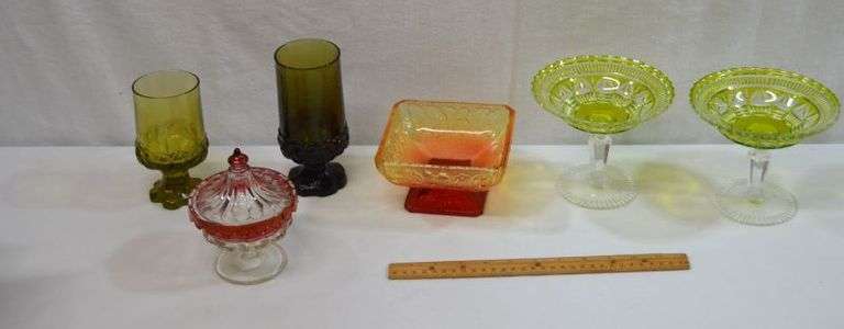 ASSORTED VINTAGE COLORED DISHES: TIFFIN FRANCISCAN OLIVE GREEN GLASS, JEANETTE AMBERINA DISH & MORE