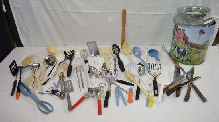 ASSORTED KITCHEN UTENSILS