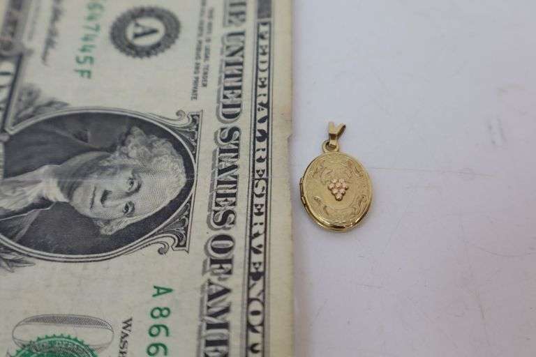 Vintage 14K Yellow Gold "Grapes of Plenty" Locket Pendant! 1.65 Grams (DC)