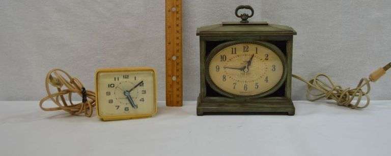 VINTAGE WESTCLOX DIALITE ELECTRIC ALARM CLOCK & GE ALARM CLOCK FROM THE '70s
