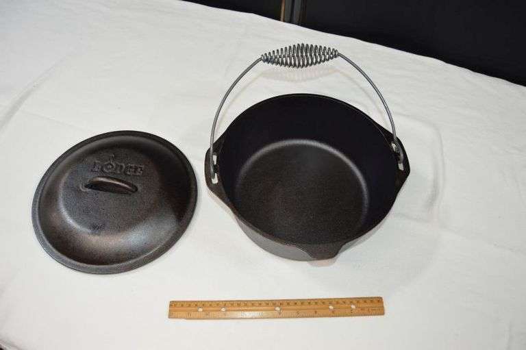 LODGE CAST IRON DUTCH OVEN - LOOKS UNUSED