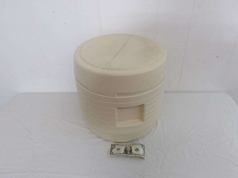 Portable Camping Toilet! Outside is a little dirty, but doesn't appear to have been used! (11A)