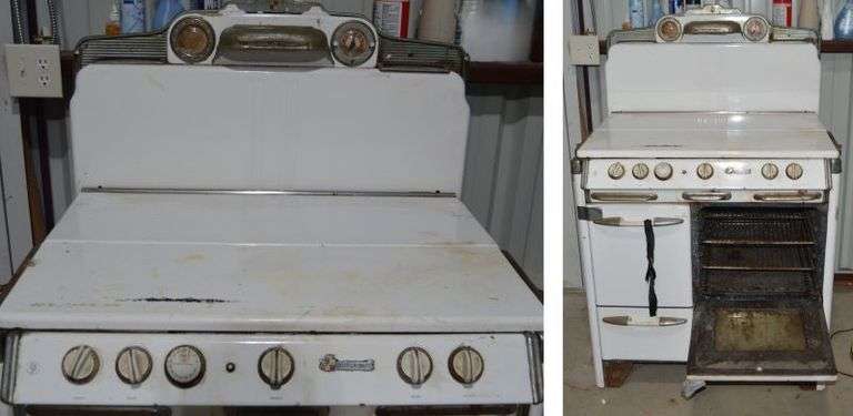 1930-'40s ART DECO O'KEEFE & MERRITT GAS STOVE. ONE FROM THE '50s JUST SOLD ON EBAY FOR $550. THE SALT & PEPPER CONTAINERS SOLD FOR $100. THIS ONE NEEDS AN OVEN DOOR SPRING AND A GOOD CLEANING