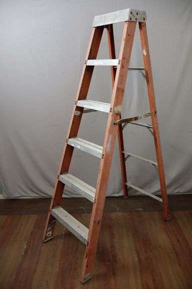 6-Foot Fiberglass Ladder! (RD)