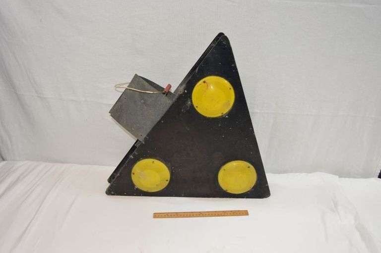 DOUBLE SIDED FLASHING ARROW SIGN, 1 SOCKET NEEDS REPAIRED/RE-WIRED, OTHERS WORK