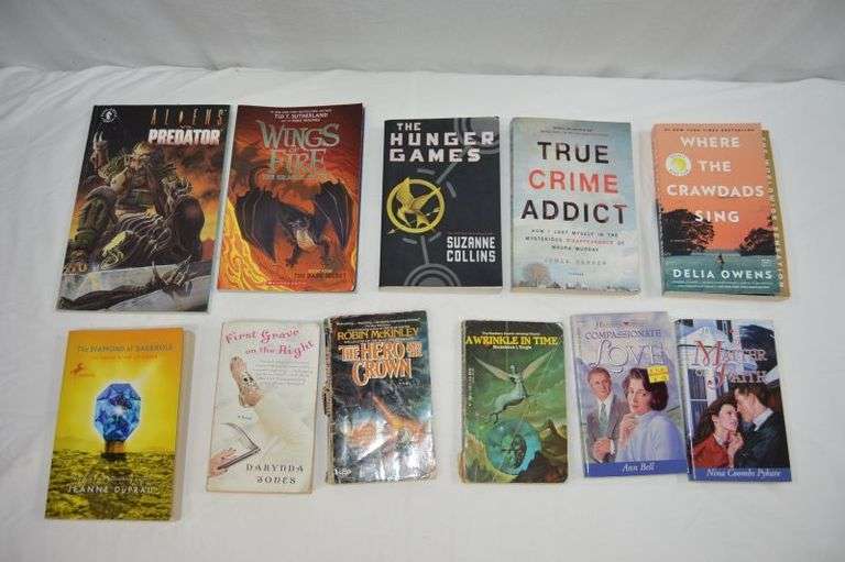 ASSORTED BOOKS: ALIENS V PREDATOR, HUNGER GAMES & MORE