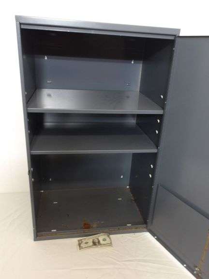 Nice Metal Cabinet! 20x14x33 (RD)