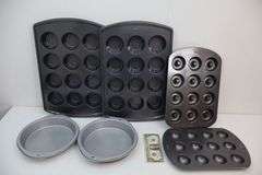 Lot of Assorted Nice Wilton Baking Pans! (9D)