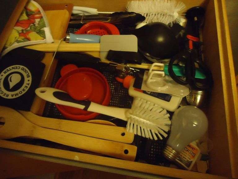 CASH ONLY Kitchen Drawer Lot. (K)