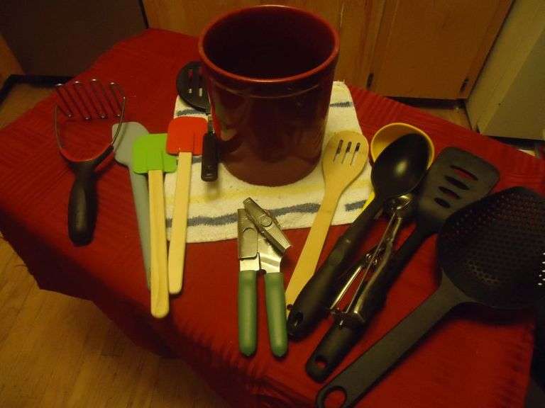 CASH ONLY Kitchen Utensils in a Holder. (K)