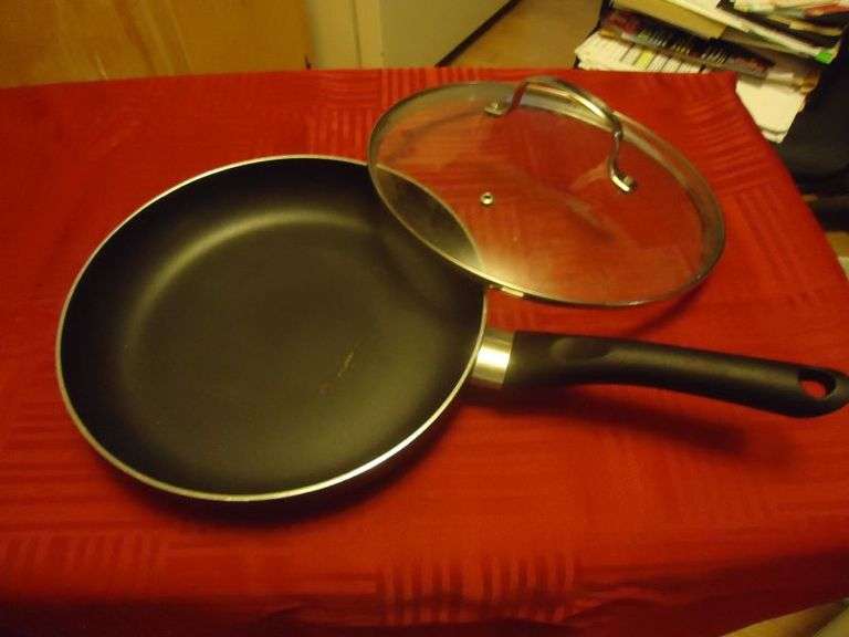 CASH ONLY Skillet with Lid. (K)