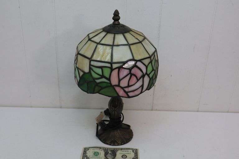 Beautiful Vintage Tiffany-Style Lamp! Great condition! (1A)