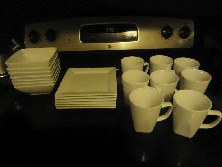 CASH ONLY Better Homes and Garden 21 pc. Dish Set. (K)