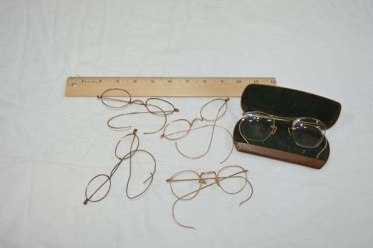 VINTAGE EYEGLASSES IN CASE MARKED 1/10 12K GF. 4 VINTAGE FRAMES: FUL VUE 1/10 12K GF & ONE OF THEM I CAN'T READ