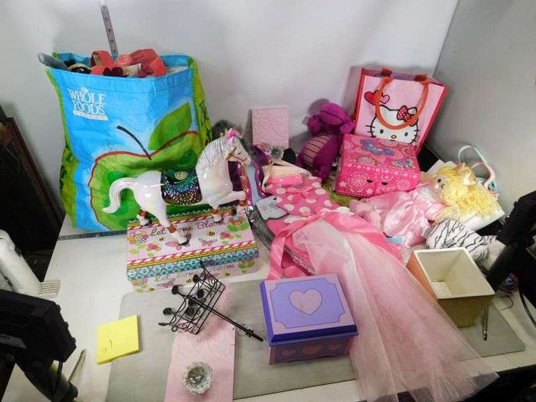 Art Supplies- Girls room Décor- Wall Hangers- Large Lot