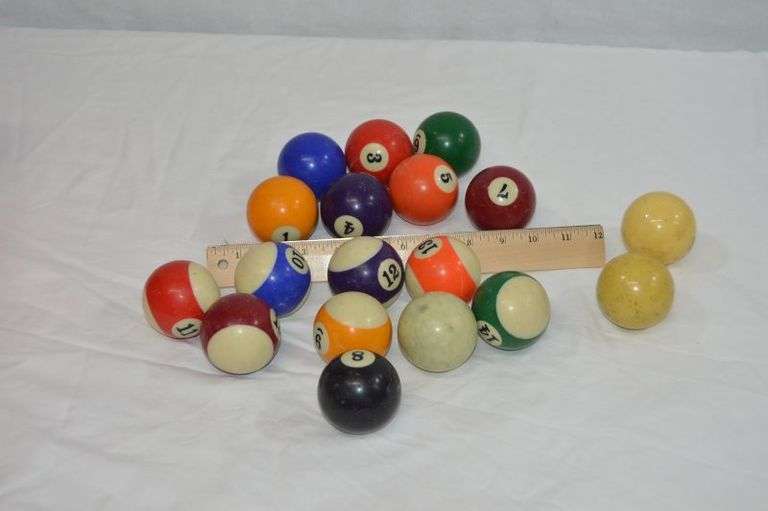 SET OF BILLIARD/POOL BALLS