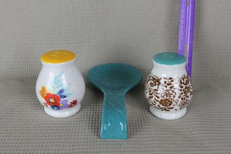 CASH ONLY Pioneer Woman Spoon Rest and Salt and Pepper Shackers  (B1-1)