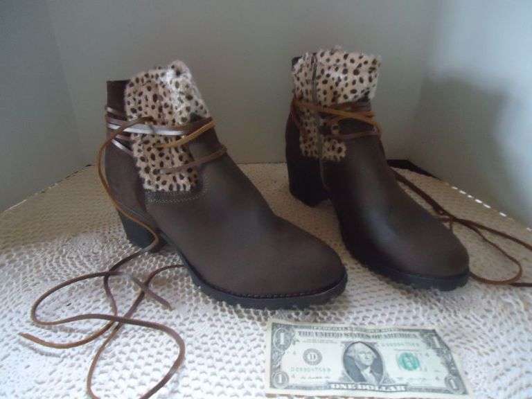 CASH ONLY  New without Tags, size 10 Med. Boots.
