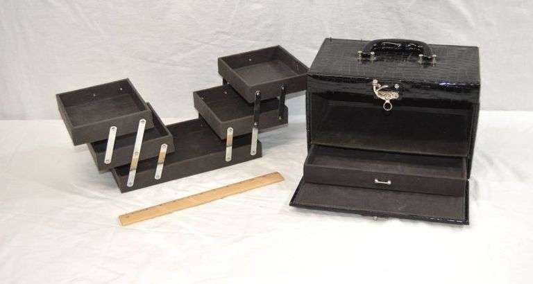 FOLD OUT MAKEUP/JEWELRY CARRYING CASE