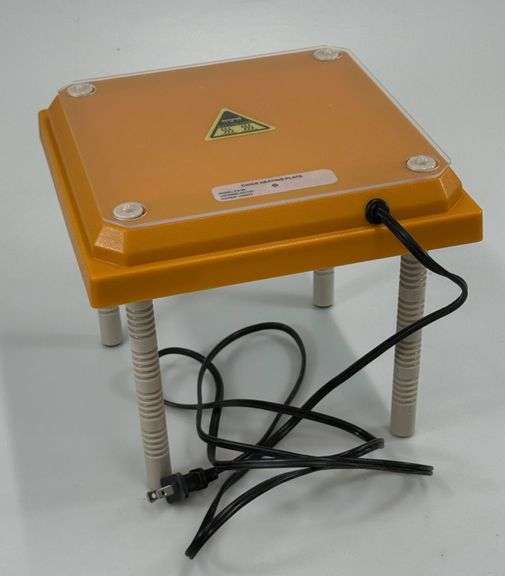 Heating Plate for Chicks - 13" x 10.25" - Adjustable Height *2 Pictures*