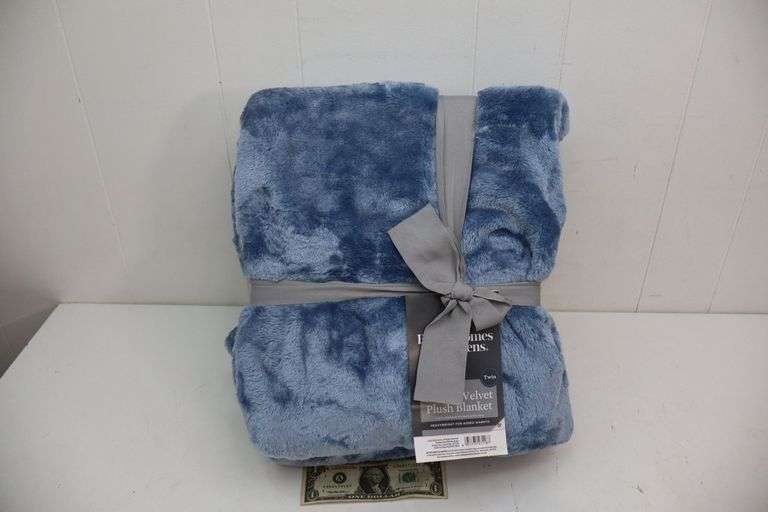 NEW Better Homes & Gardens Twin Size Velvet Plush Blanket! (T1)