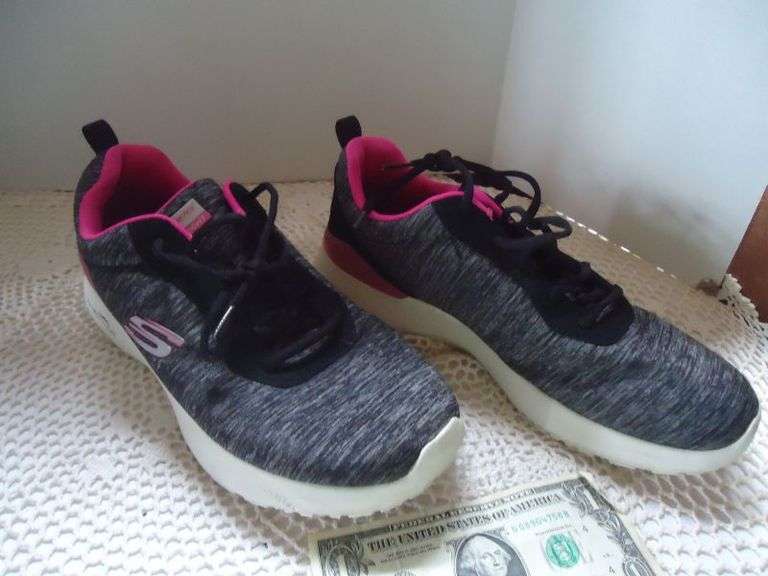 CASH ONLY  Sketchers Light Weight Memory Foam size 10 Sneakers Used.