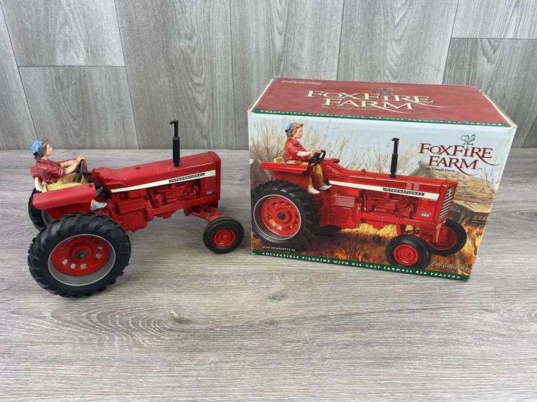 International Farmall 836 WF, Foxfire Farm Series, Miss Charlotte, 1/16, Ertl
