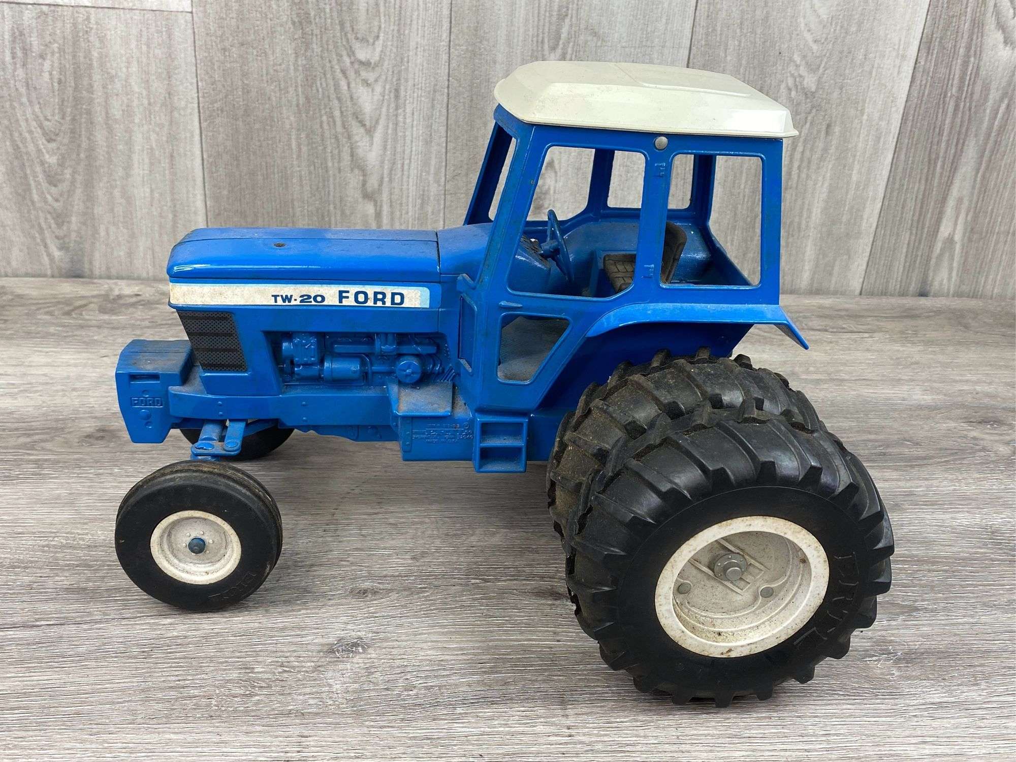 【アメリカン雑貨】ERTL FORD Ford TW-20 Duals, 1/12, Ertl, Stock 818/819 - United Edge