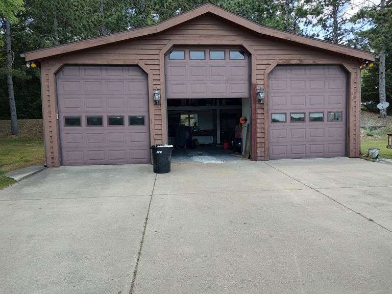 Tract 1: 93+/- Ac., House, Hangar & Runway