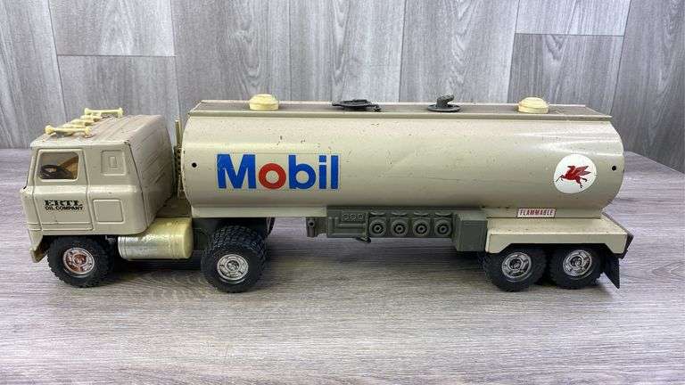 International Mobil Truck & Tanker, Ertl Oil Company, Ertl